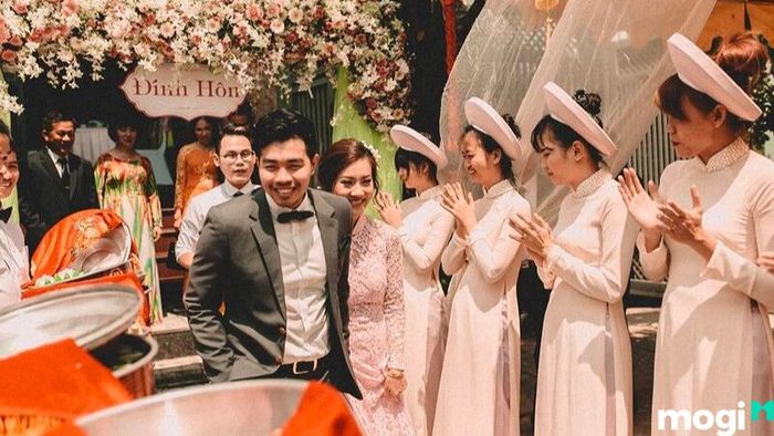Khi lại quả, nắp tráp sẽ được đặt ngửa lên để thể hiện sự trân trọng và may mắn.