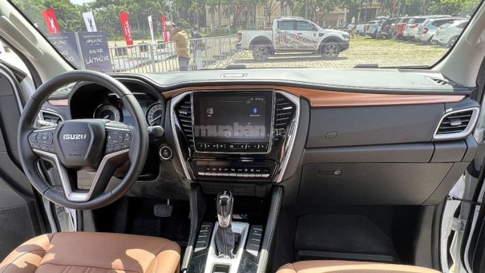 Isuzu MU-X 2022 vẫn giữ nguyên động cơ diesel tăng áp 1.9, nhưng đã cải tiến để đạt tiêu chuẩn khí thải Euro5 mới.