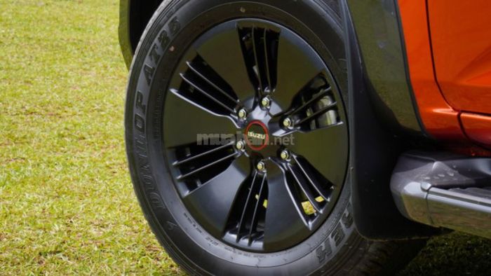 Kích thước lốp và la-zăng của Isuzu D-Max 2023 là 255/65R17.