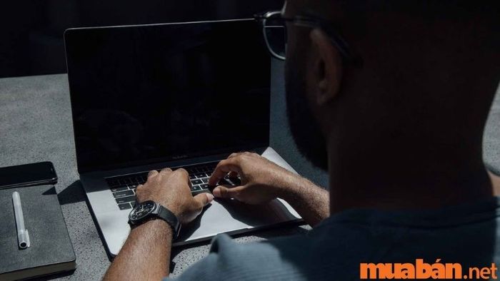 Lý do laptop bị tối đen màn hình khi khởi động là gì?