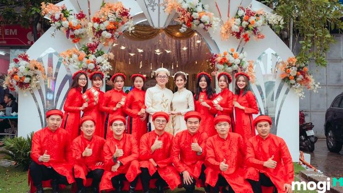 Trang phục của nhà trai và nhà gái cần phải có sự đồng nhất để tạo nên sự hài hòa cho buổi lễ, đặc biệt là trong các dịp trọng đại như lễ cưới.