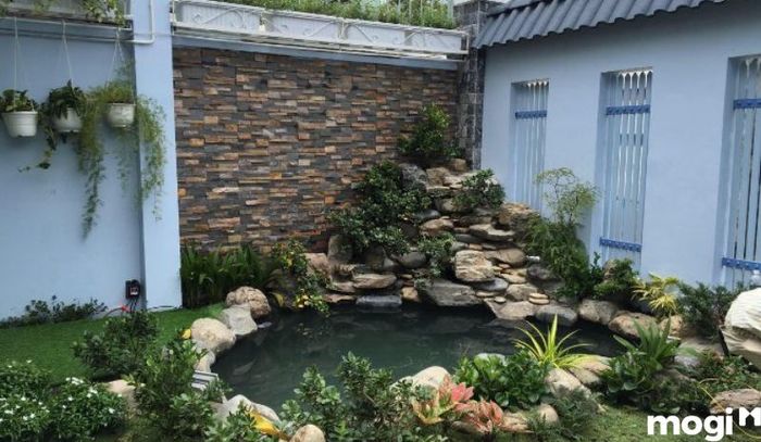 Mẫu thiết kế chiếu sáng sân vườn với hòn non bộ tạo ra hiệu ứng ánh sáng làm nổi bật từng chi tiết, làm cho khu vườn thêm phần ấn tượng