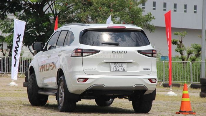 Tất cả các phiên bản Isuzu MU-X 2022 đều được trang bị đèn chờ dẫn đường và gương chiếu hậu gập điện.