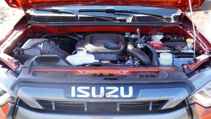 Isuzu D-Max 2023 đều được trang bị động cơ dầu dung tích 1.9 lít, mang lại công suất 150 mã lực, mô-men xoắn lên đến 350 Nm, giúp xe vận hành mạnh mẽ và hiệu quả.