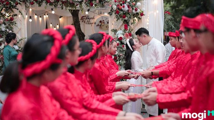 Trao lì xì tình duyên trong nghi thức bê tráp là gì?