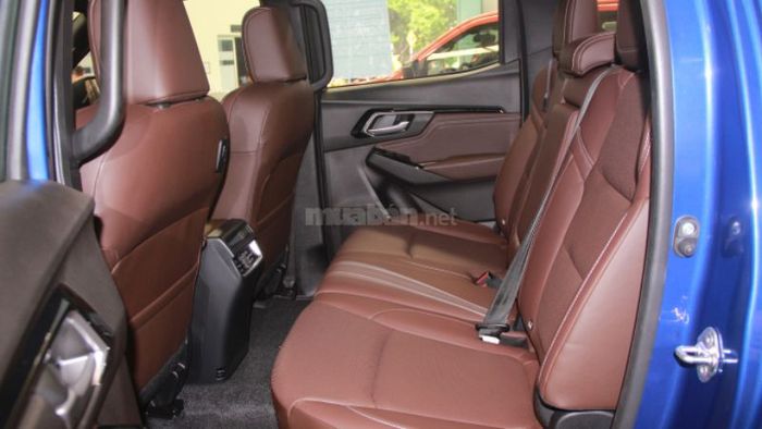 Bản tiêu chuẩn của Isuzu D-Max 2023 trang bị ghế nỉ, trong khi phiên bản cao cấp nhất có ghế bọc da và ghế lái chỉnh điện 8 hướng.