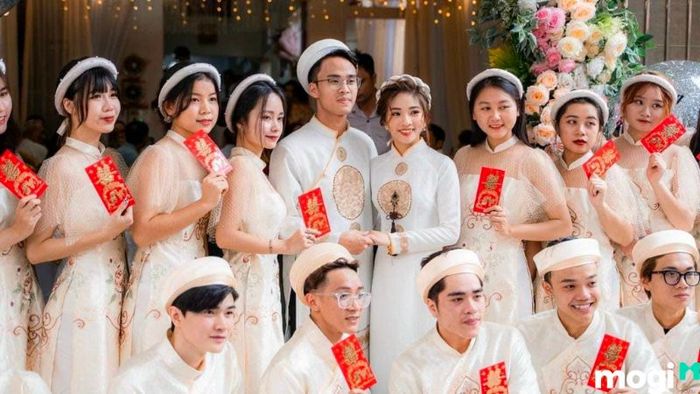 Trang phục cho đội bê tráp nhà gái