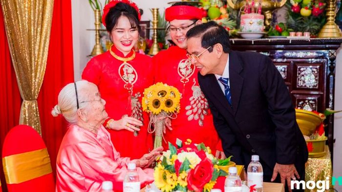 Hai bên gia đình thảo luận về các công việc chuẩn bị lễ cưới như thế nào?