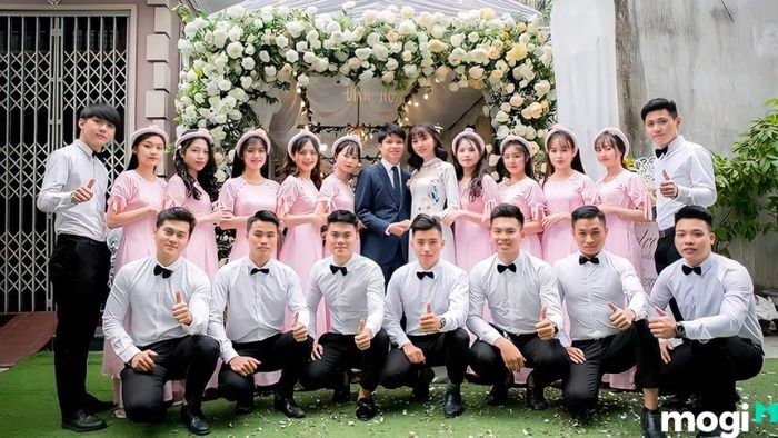 Trang phục của đội bê tráp nhà trai nên chọn quần âu, sơ mi kết hợp cà vạt để mang lại sự sang trọng và tinh tế trong ngày lễ trọng đại.
