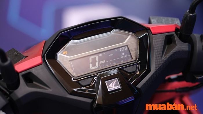 Mặt đồng hồ của Honda Vario được trang bị màn hình LCD hiện đại, cung cấp thông tin rõ ràng và dễ dàng quan sát khi lái xe.