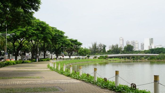 Đi dạo quanh bờ Hồ Bán Nguyệt