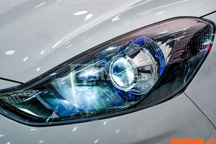 Cụm đèn Bi-Halogen trên Hyundai Accent
