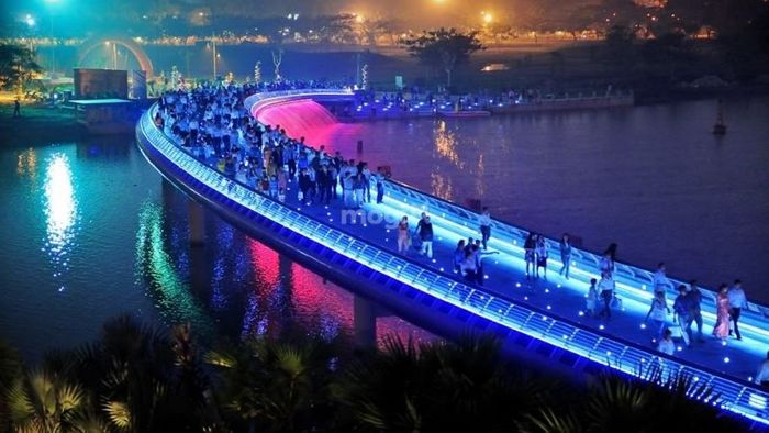 Dạo bước trên cầu Ánh Sao