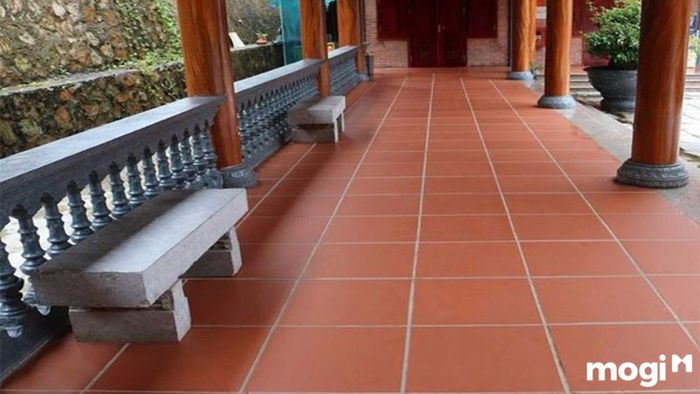 Gạch nung đỏ mang lại cảm giác cổ điển, gần gũi và thân thuộc cho không gian sân vườn.