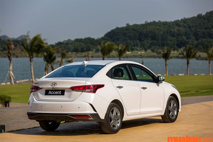 Đuôi xe với thiết kế thể thao của Hyundai Accent 2023