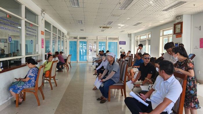 Nộp hồ sơ trực tiếp sau khi đã hoàn thành việc đóng lệ phí trước bạ.