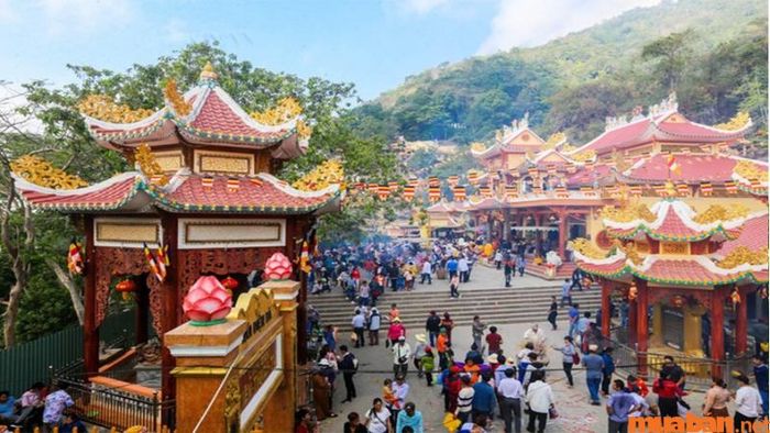 Bài khấn đi chùa ngắn gọn cầu bình an tại ban Tam Bảo