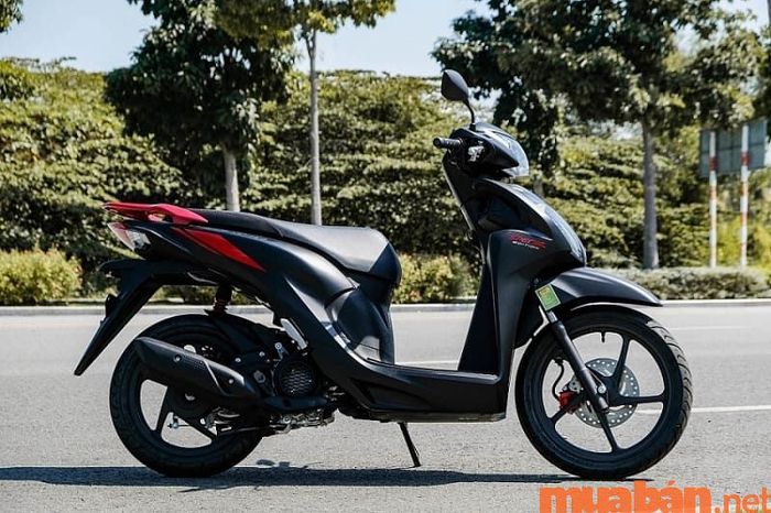 Giá Honda Vision dao động từ 33.273.000 VNĐ đến 34.942.000 VNĐ, tùy vào phiên bản.