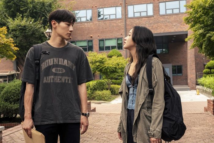 Jae Hee và Heung Soo, thoạt nhìn, giống như bất kỳ cặp đôi sinh viên nào khác.