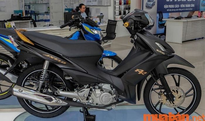 Suzuki Axelo là mẫu xe tay côn với thiết kế nhỏ gọn, phù hợp với nhu cầu di chuyển linh hoạt.