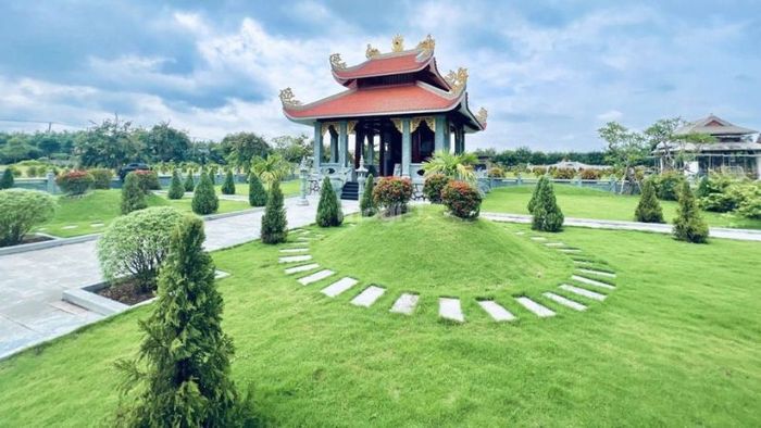 Các thuật ngữ cơ bản trong phong thủy âm trạch đóng vai trò quan trọng trong việc xác định vị trí và hướng mộ phần.