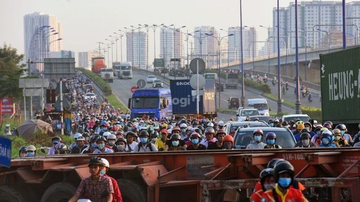 Ngã tư MK Xa Lộ Hà Nội là điểm giao thông quan trọng, kết nối với nhiều khu vực khác, vì vậy khu vực này luôn đông đúc và tấp nập người qua lại.