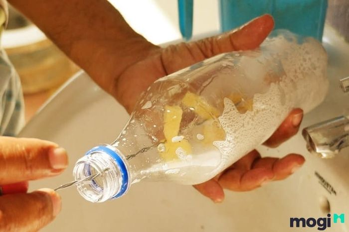 Để tái chế chai nhựa trồng cây, bạn cần vệ sinh chai kỹ lưỡng và phơi khô trước khi sử dụng.