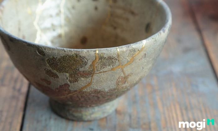 Kintsugi không chỉ là kỹ thuật hàn gắn đồ vật mà còn là một cách để hiểu sâu hơn về triết lý Wabi Sabi, nhấn mạnh vẻ đẹp từ sự không hoàn hảo và quá trình lão hóa tự nhiên.