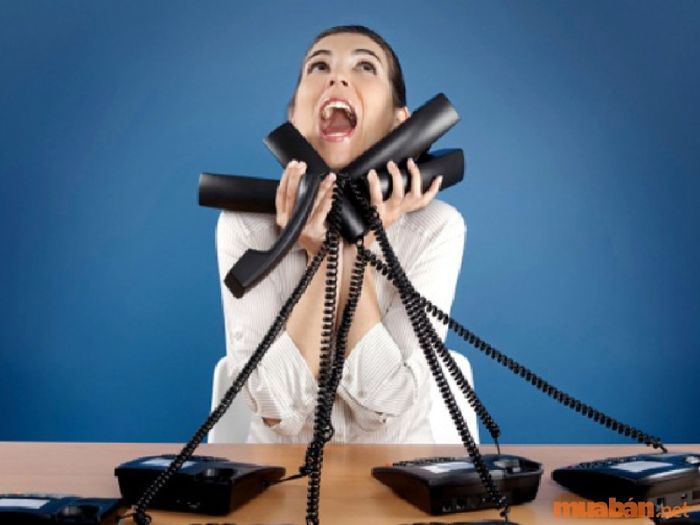 Hãy để khách hàng nói hết ý của họ trước khi bạn đưa ra phản hồi để thể hiện sự tôn trọng và sự chuyên nghiệp.