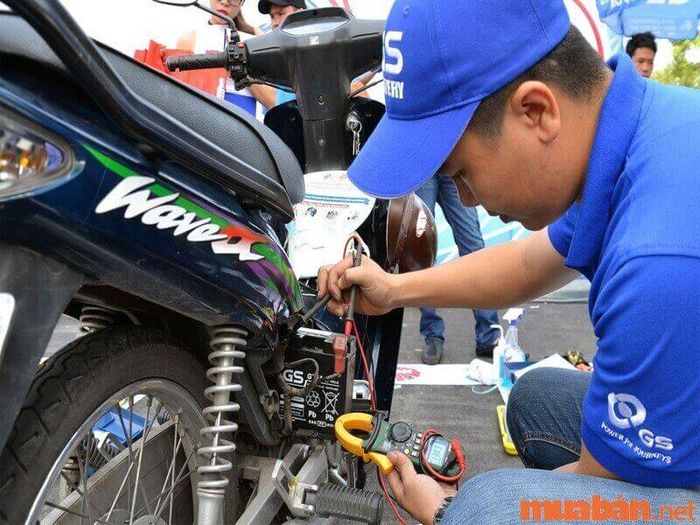Xe không nổ máy sau thời gian dài có thể là do bình ắc quy hết điện