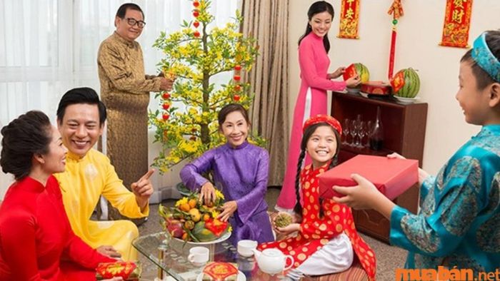 Người xông đất nên là người có tuổi phù hợp với gia chủ, tính cách vui vẻ, hòa nhã, và có thành công trong cuộc sống.