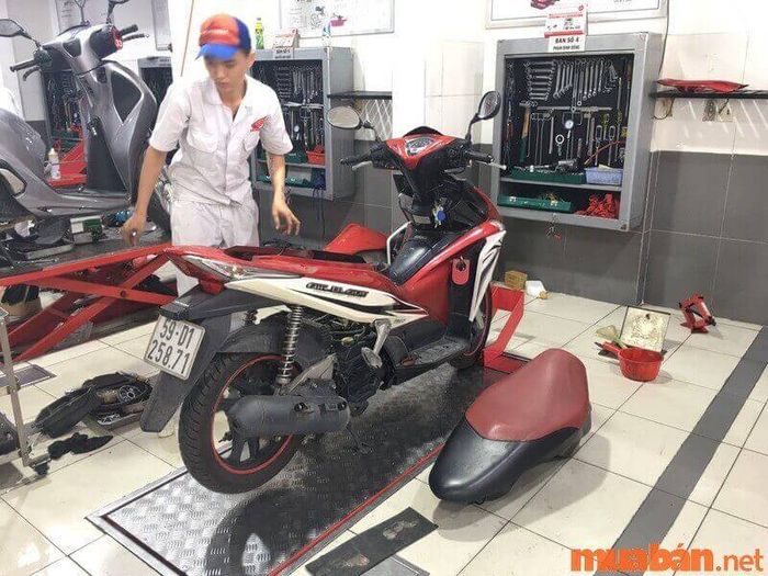 Kiểm tra định kỳ xe máy để tránh tình trạng xe để lâu không nổ máy.