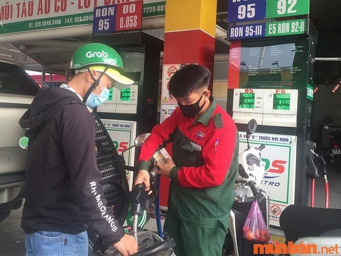 Xe không khởi động được sau thời gian dài có thể do ngộp xăng hoặc thừa xăng.