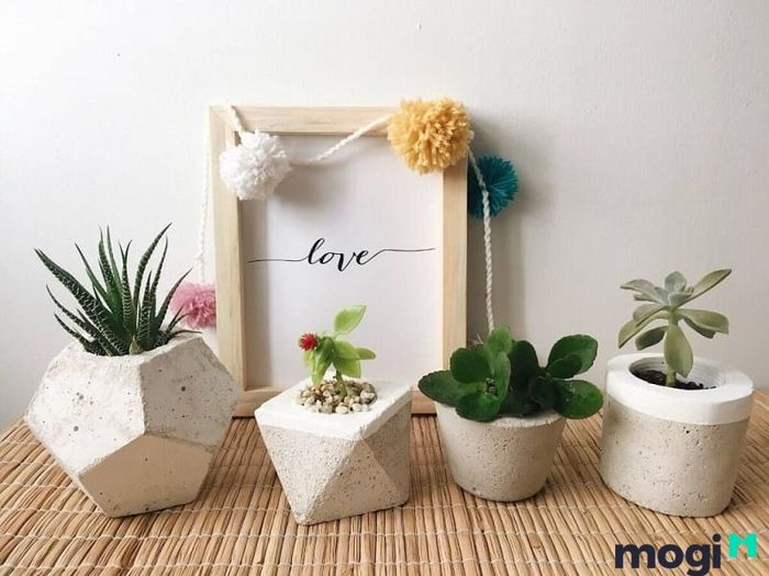 Bạn có thể làm mới không gian bằng cách trang trí với những vật dụng nhỏ xinh.