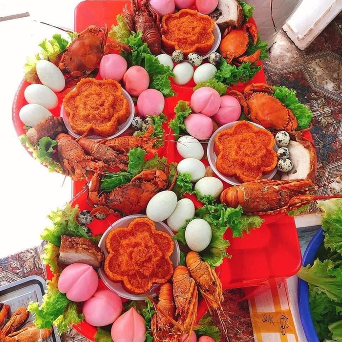 Mâm cúng vía Thần Tài có giá từ vài chục đến vài trăm nghìn và luôn thu hút được sự quan tâm của khách hàng