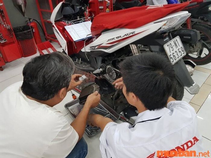 Xe lâu ngày không nổ máy – Kiểm tra và sạc đầy bình ắc quy