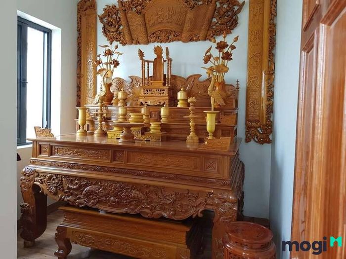 Bàn thờ tam cấp là thiết kế bàn thờ 3 tầng phổ biến, mang ý nghĩa sâu sắc trong phong thủy