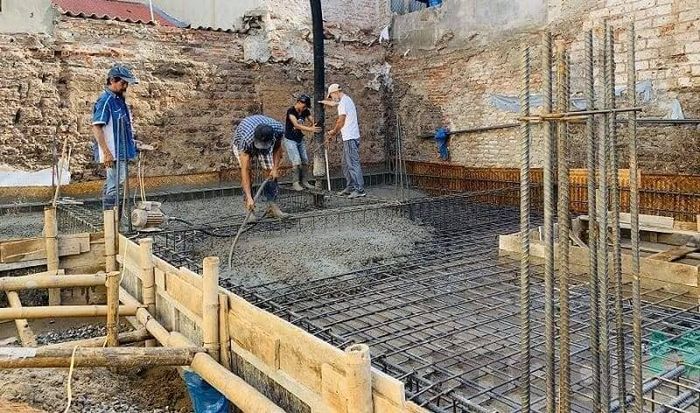 Quá trình đổ bê tông giằng móng trong xây dựng.