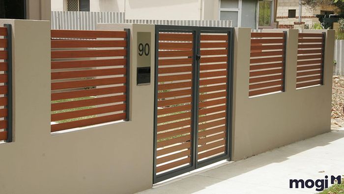 Chi phí xây dựng cổng, hàng rào hoặc khu vườn cũng sẽ được tính thêm vào tổng chi phí xây dựng, và không thể bỏ qua khi lập kế hoạch ngân sách.