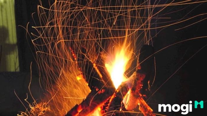 Trong phong thủy, lửa mang biểu tượng của dương khí, tượng trưng cho sự may mắn và thịnh vượng.