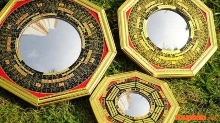 Sử dụng gương bát quái là phương pháp giúp hóa giải hướng nhà không hợp với gia chủ sinh năm 1997.