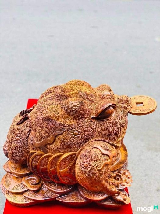 Cóc ngậm tiền là linh vật phong thủy mang lại tài lộc, giúp gia chủ thu hút vận may và cải thiện tài chính.