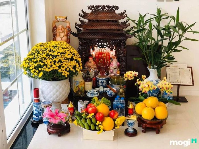 Bàn thờ Thần Tài nên được đặt dựa vào tường, điều này không chỉ mang lại sự ổn định mà còn giúp thu hút tài lộc tốt hơn.