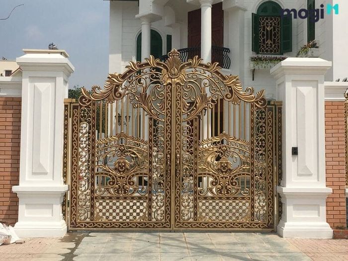Trụ cổng với hoa văn uyển chuyển, mang vẻ đẹp cổ kính, thanh thoát