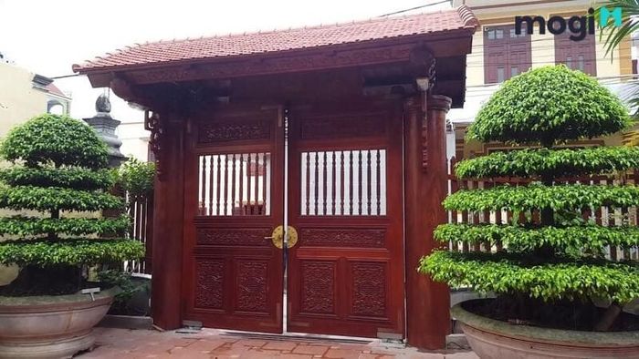 Trụ cổng làm từ gỗ tự nhiên