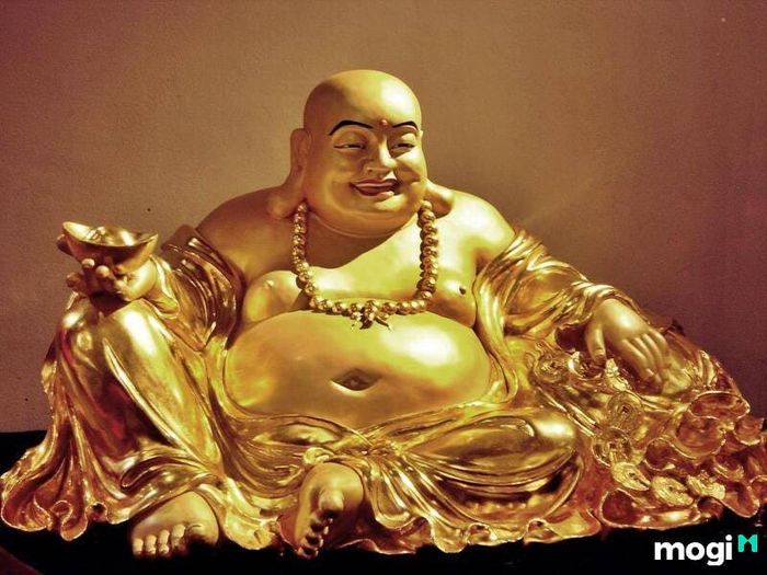 Tượng Phật Di Lặc mang đến sự bình an, may mắn, và giúp bảo vệ gia chủ khỏi những điều xui xẻo.