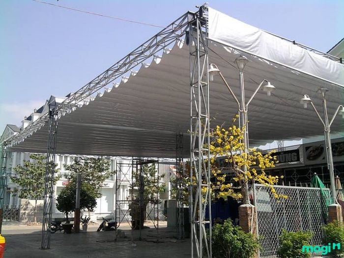 Mái dạng xếp có thể dễ dàng mở rộng hoặc thu gọn tùy vào điều kiện thời tiết, giúp linh hoạt trong việc sử dụng.