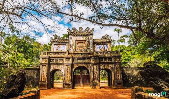 Cổng tam quan của Chùa Từ Hiếu