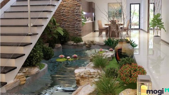 Hồ cá đẹp mắt trong khu vực giếng trời, mang lại không gian sống trong lành