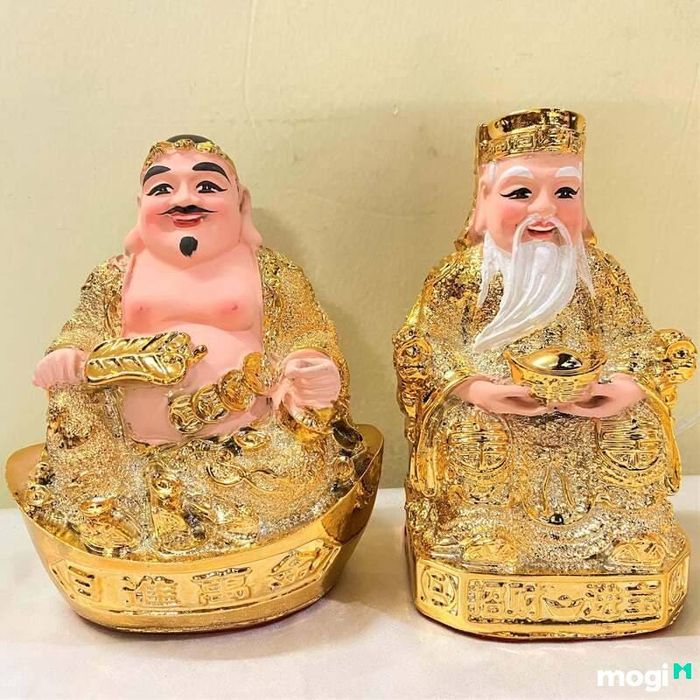 Tượng Thần Tài và Ông Địa là biểu tượng quan trọng trên bàn thờ, tượng trưng cho sự thịnh vượng và may mắn.
